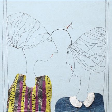 Wire sculpture of two women talking